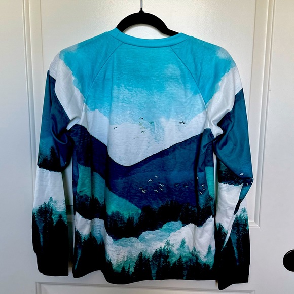 Lightweight sweatshirt/long sleeve with mountains and birds - Picture 3 of 4